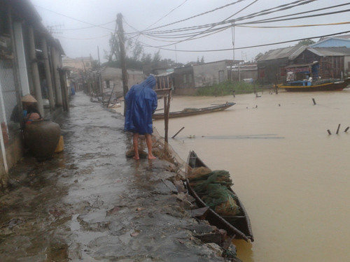 Bão đổ bộ vào cửa biển Thuận An, Huế