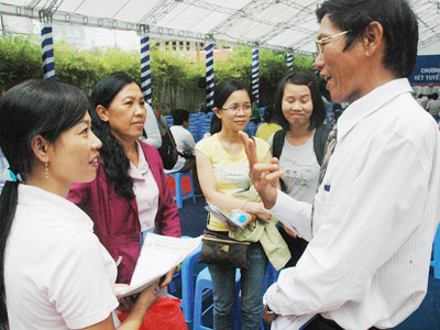 Ông Nguyễn Quốc Cường tư vấn NV2 cho phụ huynh và thí sinh. Ảnh: Quang Phương