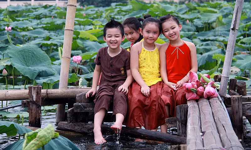 Đức Anh và Minh Châu thật duyên dáng Gia Hân và Tranh Linh tung tăng đi qua cầu Đức Anh và chị gái Trang Linh Ngọc Ánh và em trai cùng tạo dáng Thanh Sơn đáng yêu không nào? Đức Anh có gương mặt và nụ cười thật sáng Minh Châu duyên dáng và đáng yêu Gia Hân rất tự tin và duyên dáng Khoảnh khắc hồn nhiên