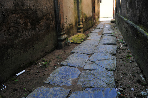 Những con đường lát đã lặng lẽ.