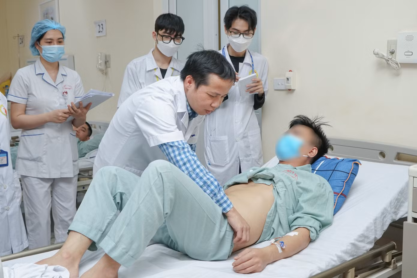 BS khám cho bệnh nhân có 4 quả thận. Ảnh: Bệnh viện cung cấp