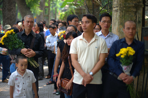 Hàng nghìn người dân cũng đã có mặt từ rất sớm, chờ tới lúc được vào viếng Đại Tướng