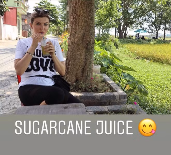 Sao M.U cùng vợ xinh đạp xe dạo phố, uống nước mía ở Hà Nội ảnh 3