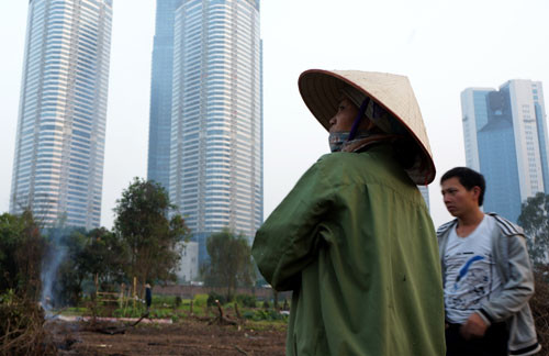Ngắm tòa nhà Keangnam cao 336 mét, chị Xoong nói: “Cứ làm nông dân là khổ”