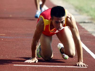 VĐV Tạ Văn Quân bò tới đích. Ảnh: Duy Khương