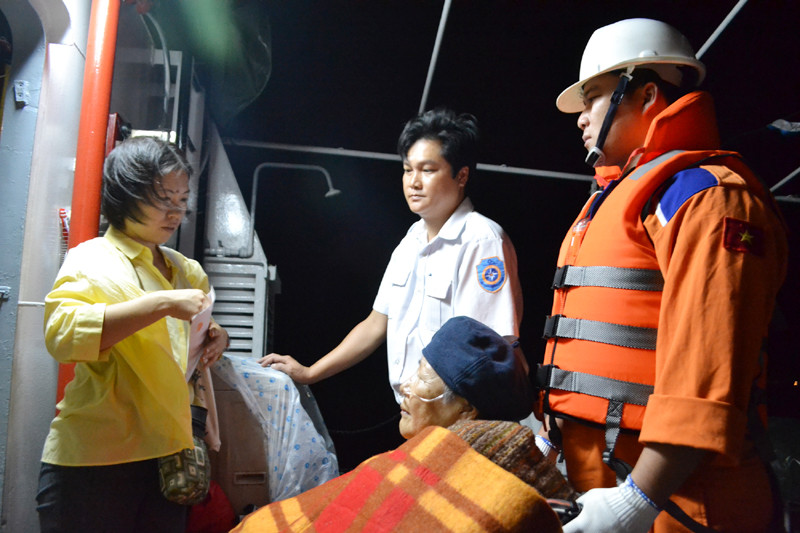 Bà Michiko Yamaguchi được chăm sóc trên tàu SAR27-01