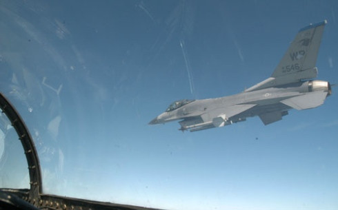 Một phi cơ F-16 bay từ căn cứ quân sự Kunsan, Hàn Quốc. 