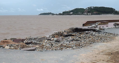 Bãi tắm khu 2 của khu du lịch Đồ Sơn cũng bị bão tàn phá, nhiều đoạn đường gần như bị xẻ đôi