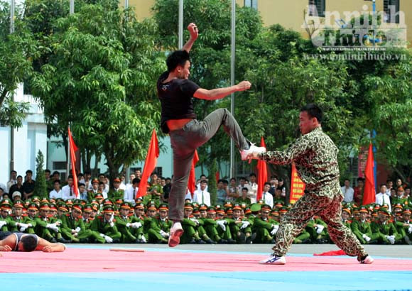 Hình ảnh về những những sỹ bộ đội đặc công sử dụng võ thuật hạ gục kẻ thù