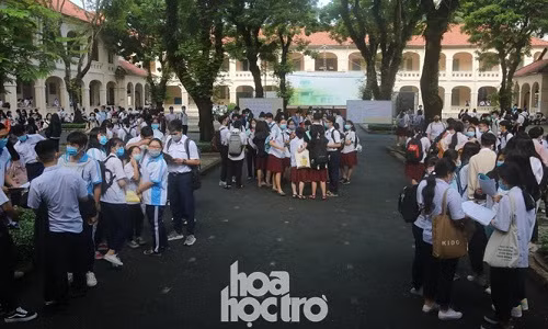 Sĩ tử thi tốt nghiệp THPT đợt 2 tiếc nuối vì đề thi dễ, sốt ruột sợ trường "hết chỗ" ảnh 1