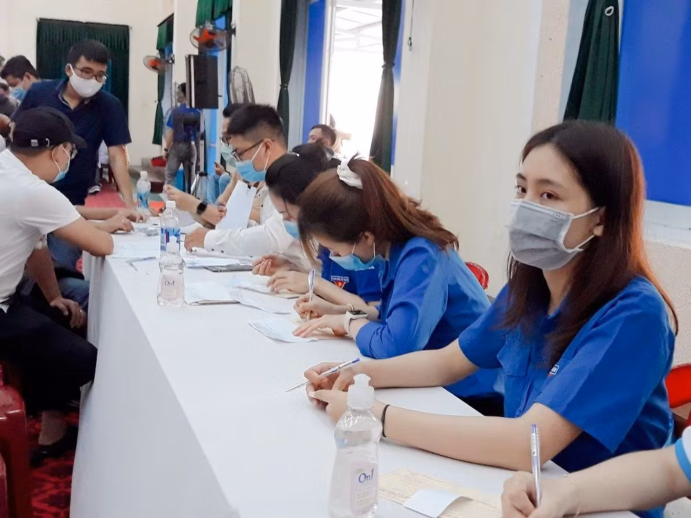 Sinh viên Đà Nẵng tích cực tham gia hoạt động tình nguyện tại “Ngày hội hiến máu” năm 2021 ảnh 2