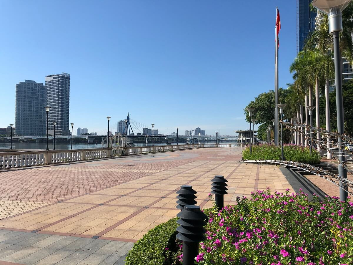 Đà Nẵng bắt đầu giãn cách xã hội: Ra ngoài mang khẩu trang, quán xá thưa vắng khách ảnh 9