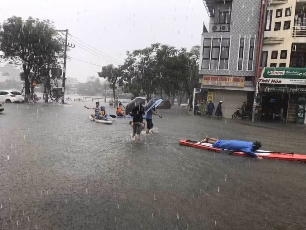Đường phố Đà Nẵng hóa sông, người dân đổ ra chèo thuyền, bắt cá mặc thành phố can ngăn ảnh 4