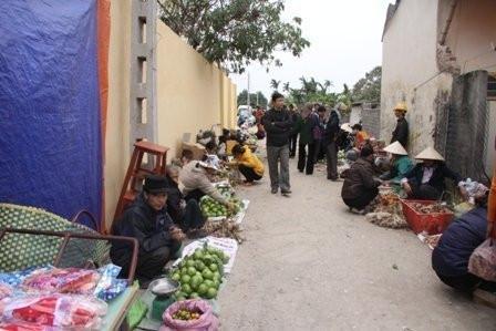 Bán hoa quả phục vụ khách