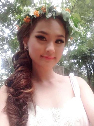  Sokun Nisa còn được biết đến là ca sĩ nhạc Pop làm việc cho một công ty giải trí có tiếng tại Campuchia 