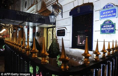 Hiệu kim hoàn Harry Winston hôm tối Thứ Năm, sau khi bị cướp.