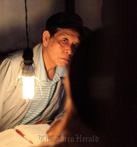 Byun Gye Hyun nghiên cứu gương mặt...