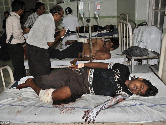 Các nạn nhân được chuyển đến cấp cứu tại một bệnh viện ở Mumbai. Đã có 21 người bị thiệt mạng sau 3 vụ đánh bom