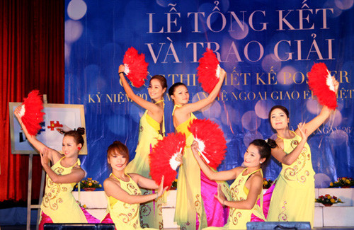 Cá bạn sinh viên ĐH Văn Hóa mang đến những điệu múa uyển chuyển