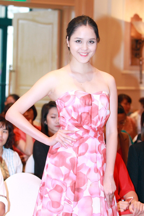 Xuất hiện trong buổi họp báo còn có Á hậu Hoàng Anh