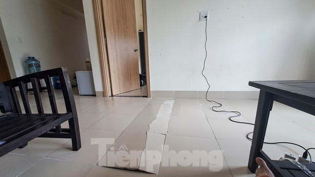 Nền nhà tại một căn hộ thuộc chung cư Hoàng Văn Thụ bị nứt toác, phồng rộp. Nền nhà tại một căn hộ thuộc chung cư Hoàng Văn Thụ bị nứt toác, phồng rộp.