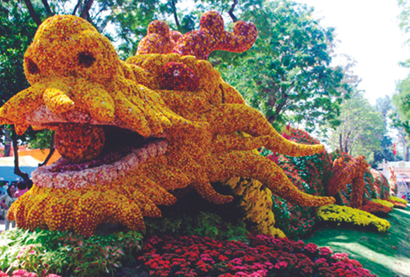 Rồng khổng lồ tại Hội hoa xuân. Ảnh: Trọng Thịnh