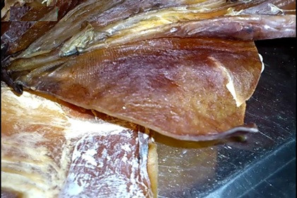 Loại mực khô có hình dáng lạ, khi đốt có hiện tượng khét lẹt giống như mùi cao su cháy, phần râu mực và đuôi lộ rõ những vết cắt