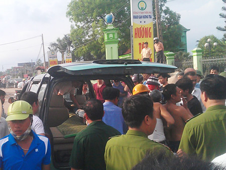 Vụ việc thu hút sự chú ý của đông đảo người dân hiếu kỳ, khiến quốc lộ 1A bị ùn tắc nghiêm trọng. Vụ việc thu hút sự chú ý của đông đảo người dân hiếu kỳ, khiến quốc lộ 1A bị ùn tắc nghiêm trọng