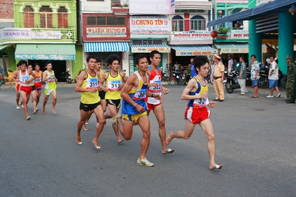 Bùi Thế Anh với đôi chân trần rướm máu (số đeo 321) đã bất ngờ về đích đầu tiên ở cự ly 10 km nam tuyển