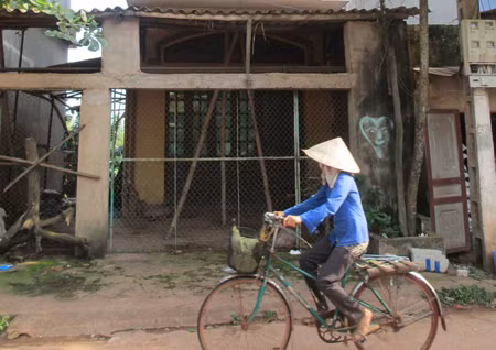 Ngôi nhà 2 tầng khang trang đối diện trụ sở UBND xã giờ là nỗi ám ảnh ngay cả với những người thân trong gia đình Luyện