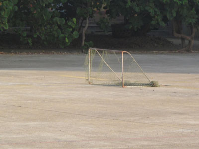 Chiếc cầu môn mi ni - “vật bất li thân” trong những trận đấu bóng trên đảo . Chiếc cầu môn mi ni - “vật bất li thân” trong những trận đấu bóng trên đảo