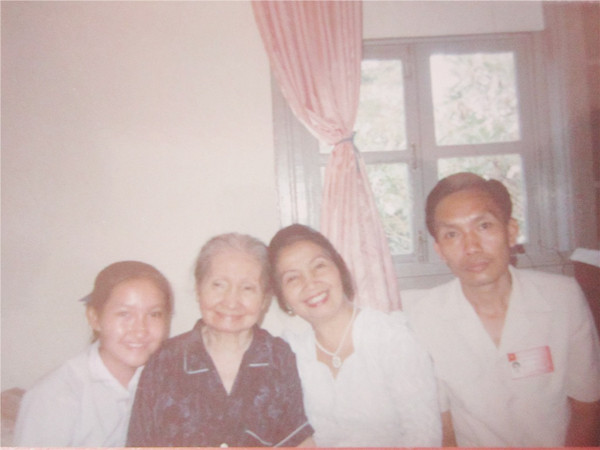 Gia đình Nhotkhammani trong một lần về thăm bà ngoại (Ảnh tư liệu gia đình)