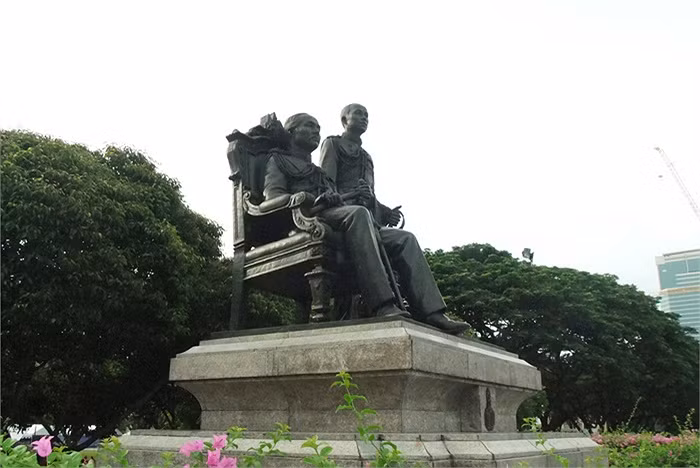 Trường do vua Vajiravudh (Rama VI) thành lập năm 1917, được kết hợp giữa trường Tiểu đồng Hoàng gia và Cao đẳng Y khoa