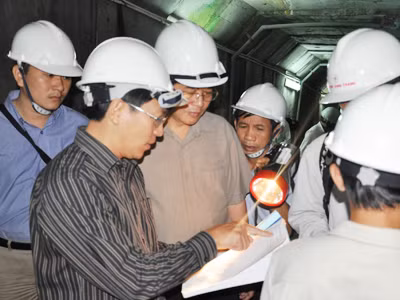 Lãnh đạo Tỉnh ủy Quảng Nam thị sát hầm thủy điện Sông Tranh 2. Ảnh: Nguyễn Thành
