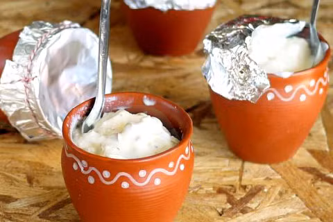Vượt lên các món kem thông thường, Kulfi - một loại kem đặc biệt của Ấn Độ được lựa chọn vào danh sách. Món kem truyền thống Ấn Độ này có đậm vị kem sữa hơn, thơm dịu khác biệt với hương hoa hồng và xoài. Người ta phục vụ Kulfi trong những chiếc ‘matkas’ (niêu đất nhỏ) để cách nhiệt và giữ kem lạnh lâu hơn. Vượt lên các món kem thông thường, Kulfi - một loại kem đặc biệt của Ấn Độ được lựa chọn vào danh sách. Món kem truyền thống Ấn Độ này có đậm vị kem sữa hơn, thơm dịu khác biệt với hương hoa hồng và xoài. Người ta phục vụ Kulfi trong những chiếc ‘matkas’ (niêu đất nhỏ) để cách nhiệt và giữ kem lạnh lâu hơn
