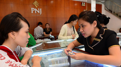 Khách hàng chọn mua nhẫn vàng thương hiệu PNJ. Khách hàng chọn mua nhẫn vàng thương hiệu PNJ