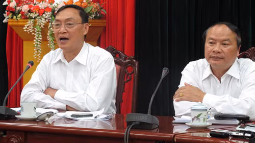 Ông Hoàng Đình Châm (trái) và ông Hoàng Trung Luyến tại cuộc họp báo 