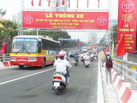 Các phương tiện chính thức được đi trên cầu