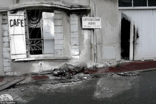 Một binh sĩ Đức nằm bất động trên đường phố