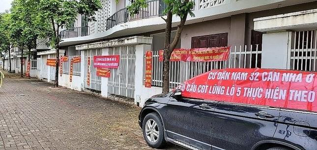 Liên quan đến dự án này, mới đây hàng trăm khách hàng đã treo băng rôn tại dự án, gửi đơn thư lên UBND huyện Hoài Đức với mong mỏi đòi nhà.
