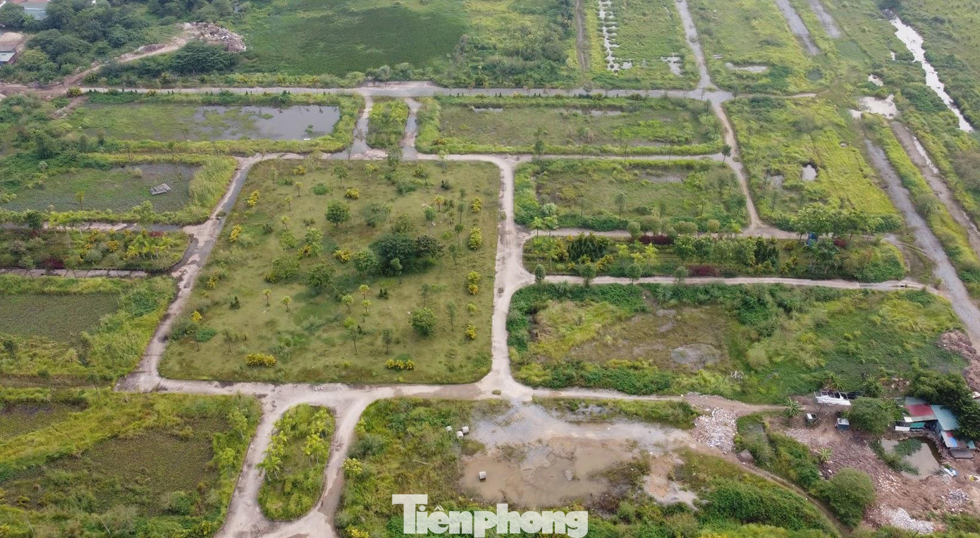 Dự án Westpoint Nam 32 có tổng mức đầu tư giai đoạn 1 là 1.700 tỷ đồng, quy mô dân cư khoảng 12.000 người, dự kiến bàn giao nhà vào quý IV/2016 nhưng đến nay dự án vẫn ngổn ngang, hạ tầng thiếu đồng bộ, nhiều ô đất liền kề, biệt thự vẫn bỏ hoang cho cỏ mọc.