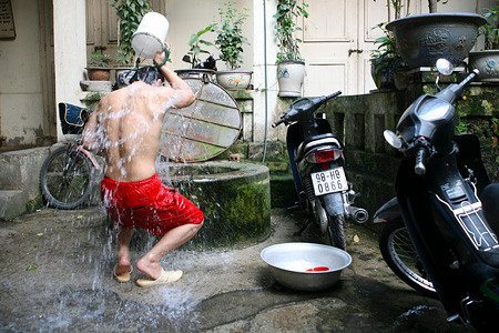 Cả ngõ có 4 giếng, 3 giếng nằm trong các gia đình đã bị lấp vì mạch nước không tốt. Người dân ngõ Hàng Chỉ vẫn ưa dùng nước giếng để tắm trong những ngày hè nóng vì khi dội nước lên người cảm giác mát lạnh