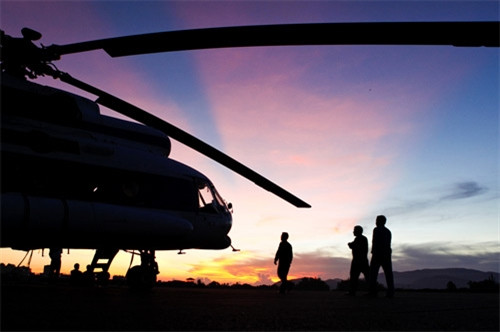 Tổ lái máy bay của Trường Sỹ quan Không quân (Quân chủng Phòng không - Không quân) nhận nhiệm vụ trước bình minh