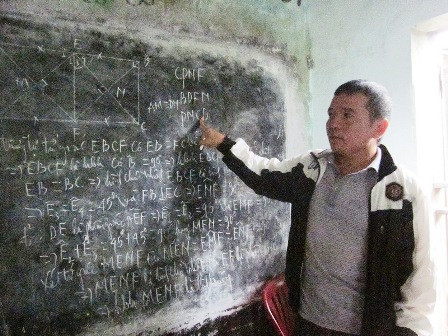 "Thầy giáo làng" Vũ Hoàng Hà trong một tiết dạy học.