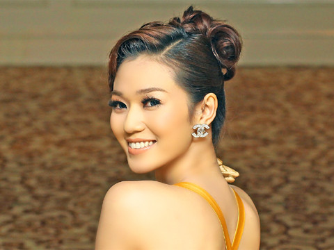 Người đẹp mới bị dính nghi án mặc váy nhái của thương hiệu Rachel Zoe trong một lần tới tham gia event ở khách sạn Sheraton, Hà Nội cách đây không lâu