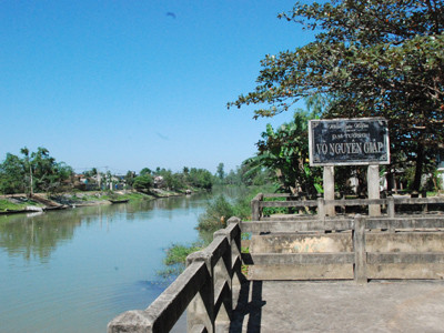 Bến sông bên hông nhà dẫn xuống dòng Kiến Giang mà thời gian ngắn ngủi mỗi khi về quê, Đại tướng thường ghé chuyện trò thăm hỏi bà con làng An Xá