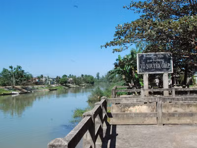 Bến sông bên hông nhà dẫn xuống dòng Kiến Giang mà thời gian ngắn ngủi mỗi khi về quê, Đại tướng thường ghé chuyện trò thăm hỏi bà con làng An Xá
