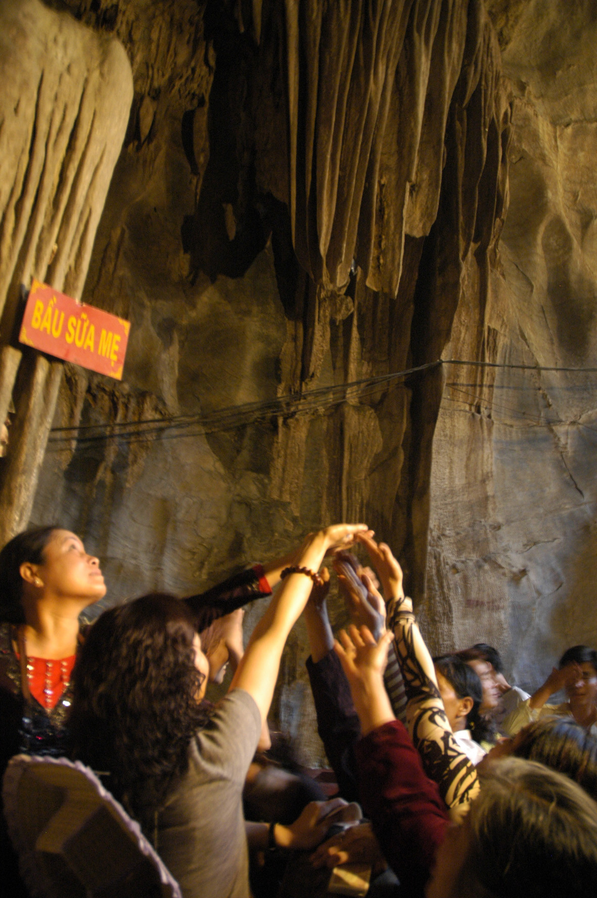 Đua nhau hứng giọt sữa mụ trong động Hương Tích