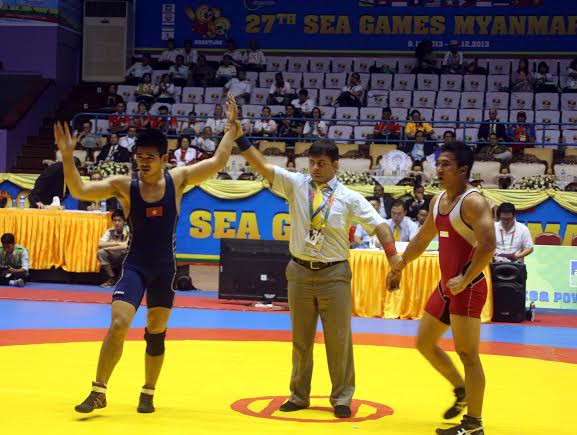 Bùi Tuấn Anh (áo xanh) mở đầu cho "cơn mưa vàng" của tuyển Vật Việt Nam. Ảnh: Tường Vũ. Bùi Tuấn Anh (áo xanh) mở đầu cho