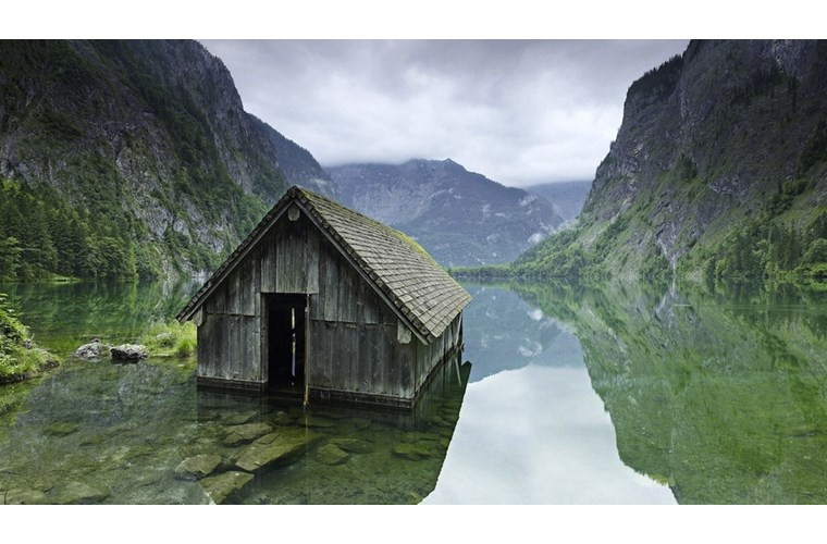  Ngôi nhà gỗ bị bỏ hoang nằm đơn độc giữa sông núi kỳ vĩ, hoang sơ